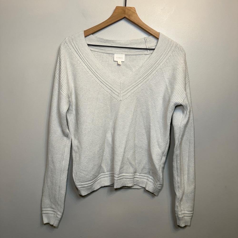 Cyrus Women's Light Gray Ribbed V-Neck Pullover Sweater Top Size Small